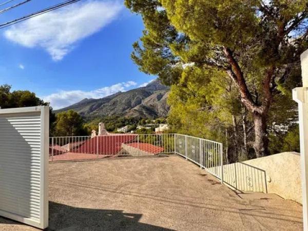 Casa independiente en avenida Principal