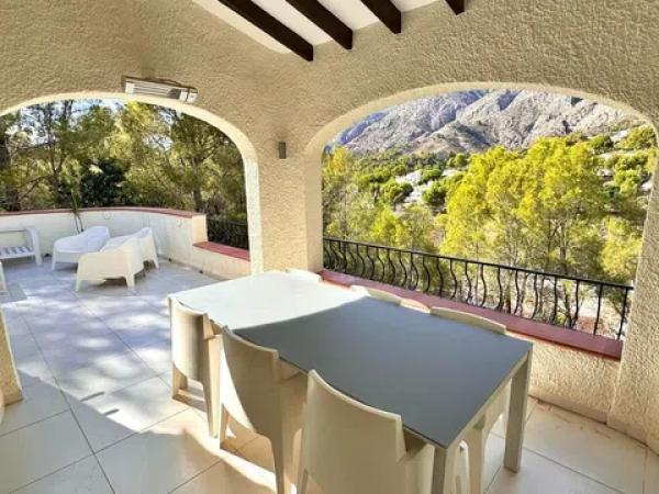 Casa independiente en avenida Principal