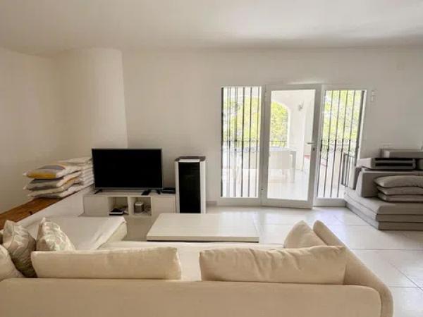 Casa independiente en avenida Principal