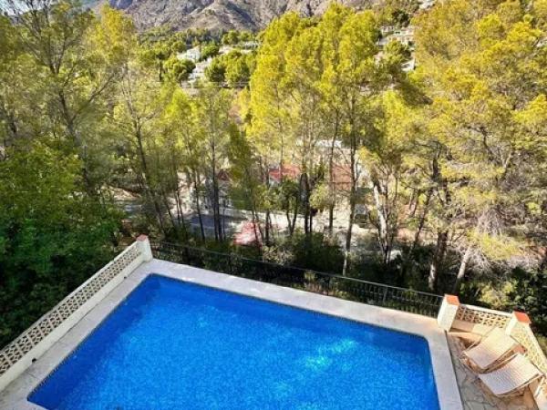 Casa independiente en avenida Principal