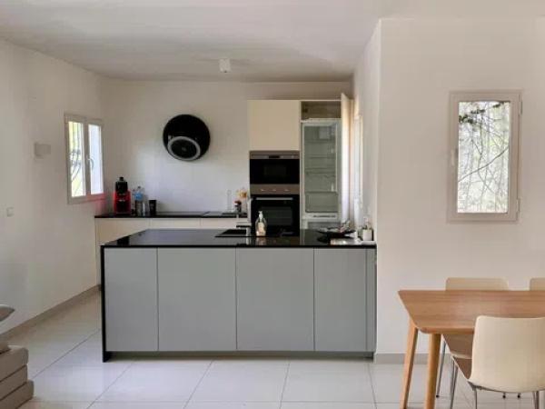 Casa independiente en avenida Principal