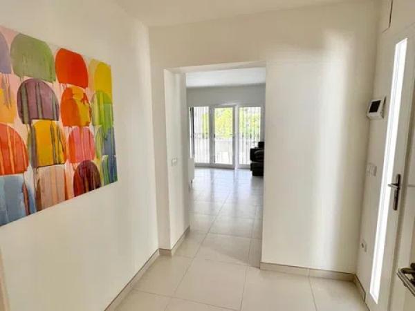 Casa independiente en avenida Principal