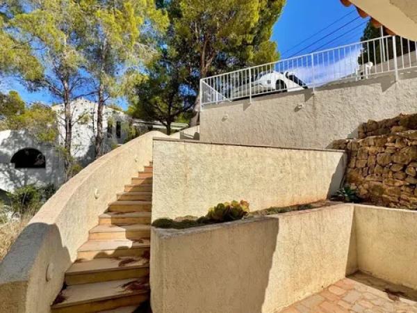 Casa independiente en avenida Principal