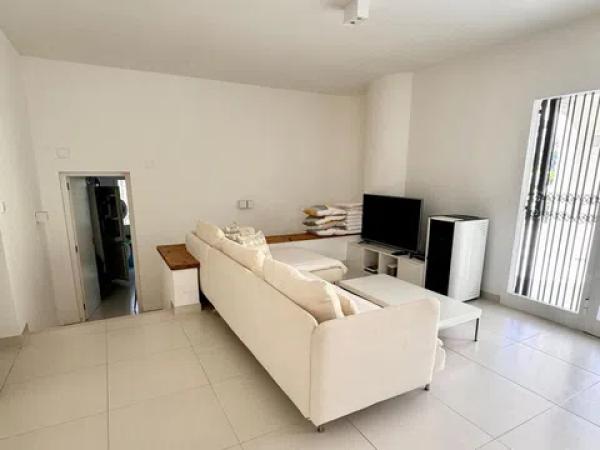 Casa independiente en avenida Principal