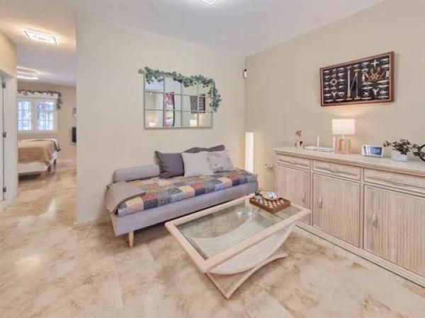 Chalet adosado en calle Anfora