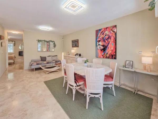 Chalet adosado en calle Anfora