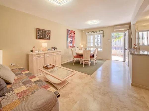 Chalet adosado en calle Anfora