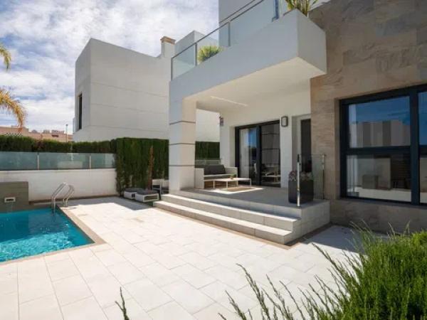 Casa independiente en avenida de Gijón