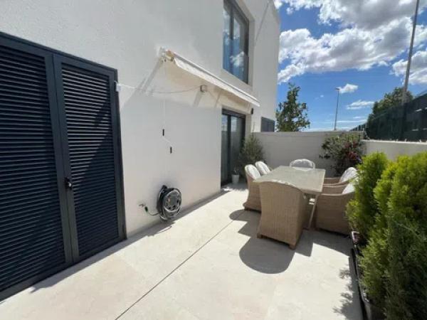 Chalet pareado en C. Miguel Delibes, 2