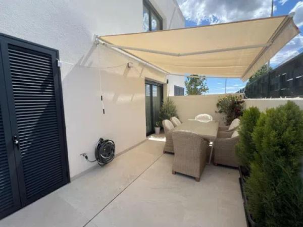 Chalet pareado en C. Miguel Delibes, 2