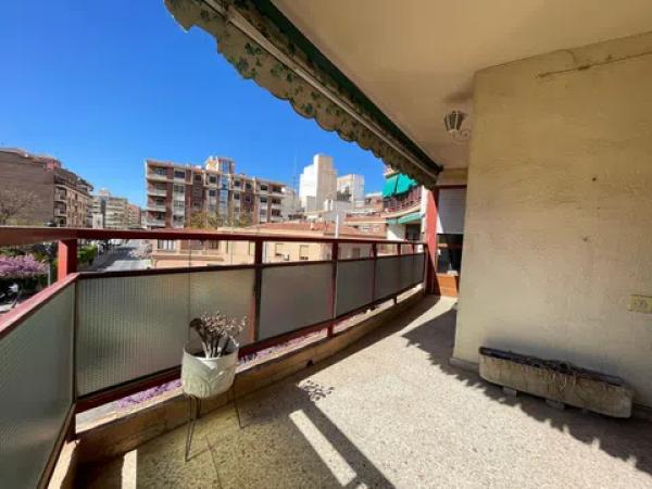 Piso en avenida Reina Victoria, 5