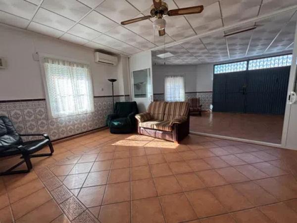 Casa independiente en calle Agost