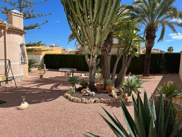 Casa independiente en calle Sagitario