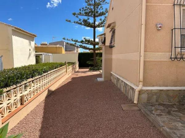 Casa independiente en calle Sagitario