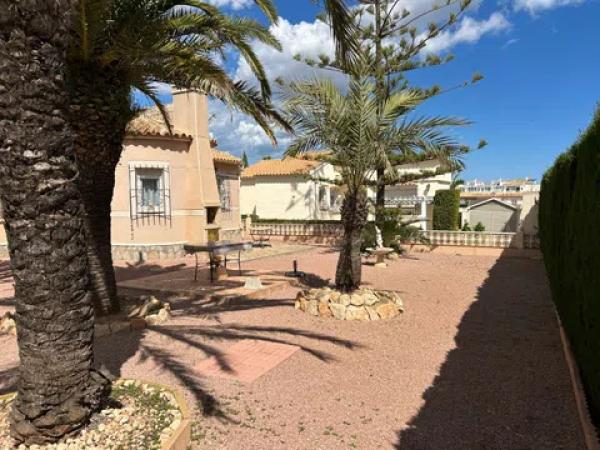 Casa independiente en calle Sagitario