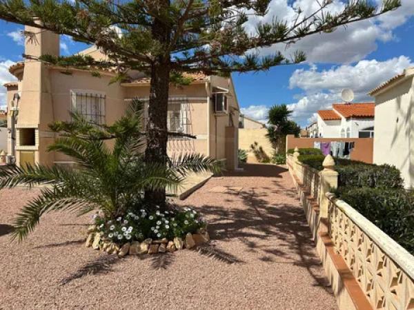 Casa independiente en calle Sagitario