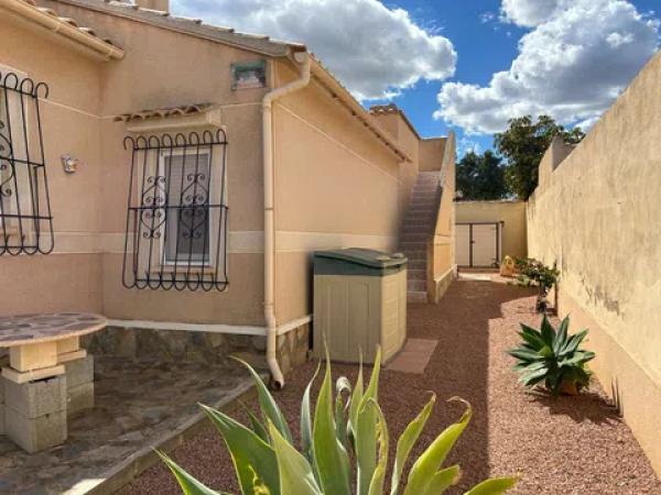 Casa independiente en calle Sagitario