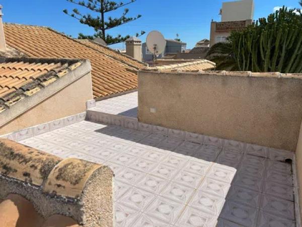 Casa independiente en calle Sagitario