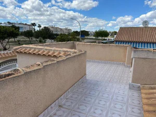 Casa independiente en calle Sagitario