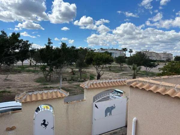 Casa independiente en calle Sagitario