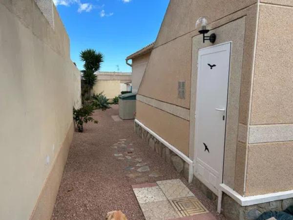 Casa independiente en calle Sagitario