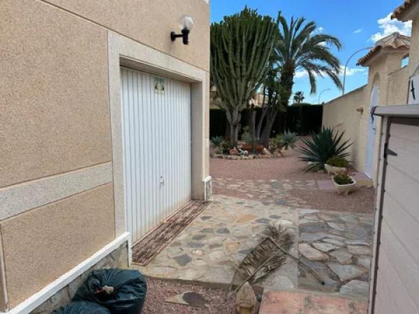 Casa independiente en calle Sagitario