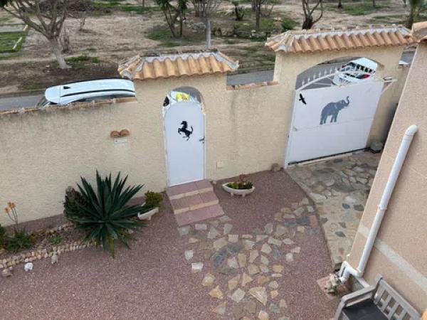 Casa independiente en calle Sagitario