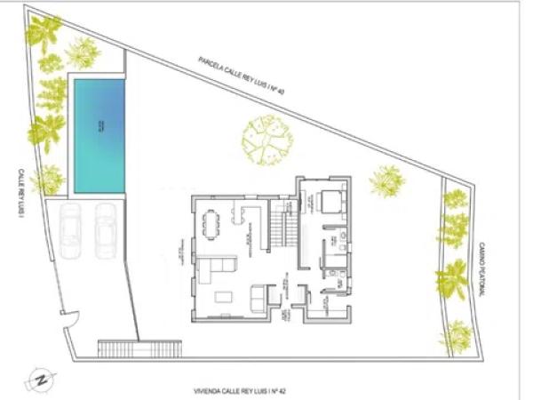 Casa independiente en plaza Alfarella. Sector 13