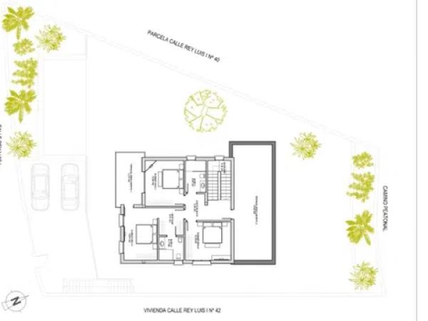 Casa independiente en plaza Alfarella. Sector 13