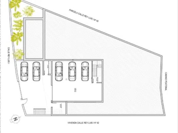 Casa independiente en plaza Alfarella. Sector 13