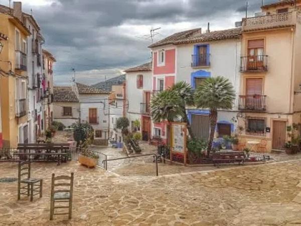 Casa independiente en plaza Alfarella. Sector 13