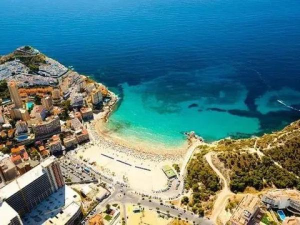 Casa independiente en plaza Alfarella. Sector 13