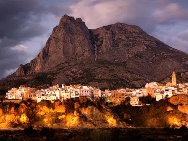 Casa independiente en plaza Alfarella. Sector 13