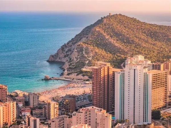 Casa independiente en plaza Alfarella. Sector 13