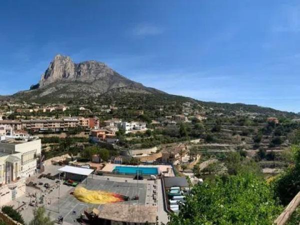 Casa independiente en plaza Alfarella. Sector 13