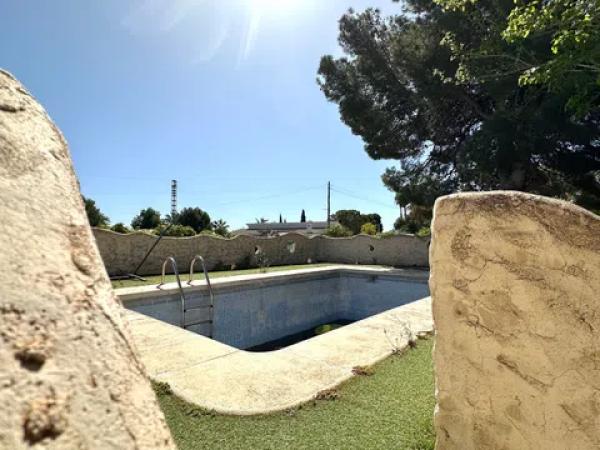 Casa independiente en alto Partida Valverde