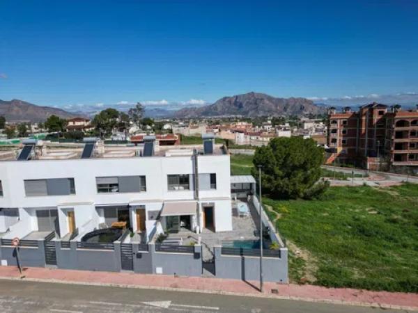 Chalet pareado en calle José Nieto