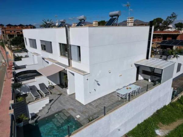 Chalet pareado en calle José Nieto