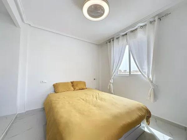 Chalet adosado en calle Llanes, 11