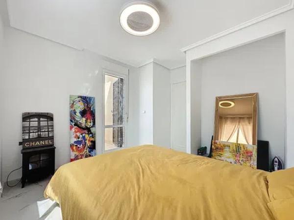 Chalet adosado en calle Llanes, 11