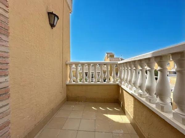 Chalet adosado en calle Llanes, 11