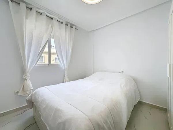 Chalet adosado en calle Llanes, 11