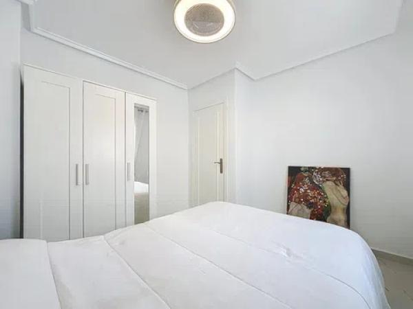 Chalet adosado en calle Llanes, 11