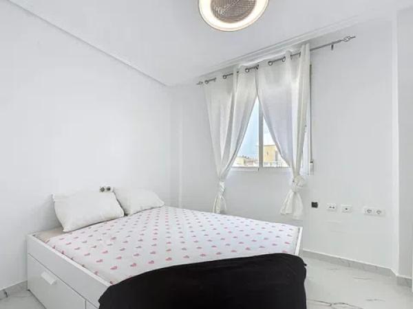 Chalet adosado en calle Llanes, 11