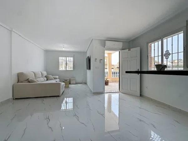 Chalet adosado en calle Llanes, 11