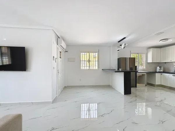 Chalet adosado en calle Llanes, 11