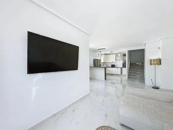 Chalet adosado en calle Llanes, 11