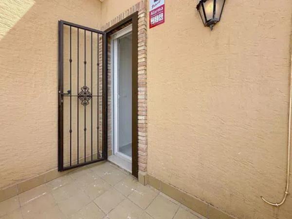 Chalet adosado en calle Llanes, 11