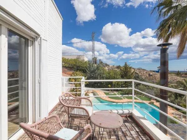 Casa independiente en calle Beniarres