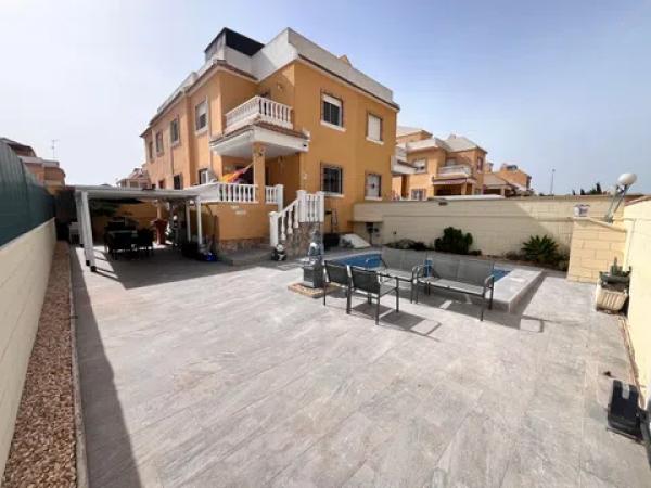 Chalet adosado en calle Montalbán